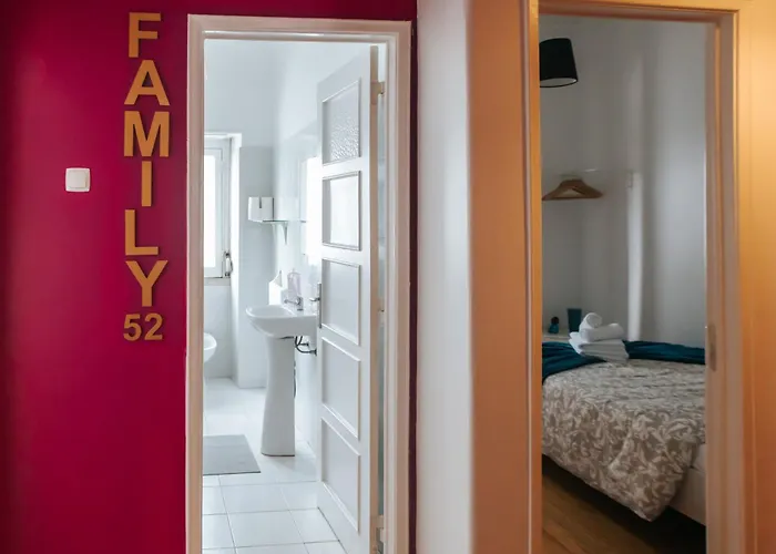 Проживання в сім'ї Aquilla Family 303 Лісабон