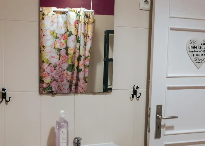 Проживання в сім'ї Aquilla Family 303 *